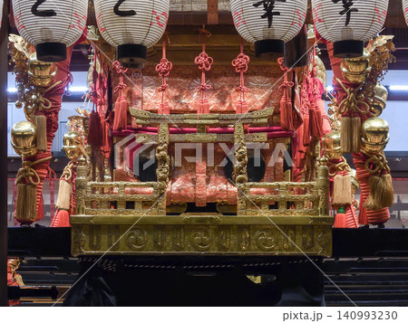 祇園祭 三基の大神輿(八坂神社舞殿) 祇園祭 三基の大神輿(八坂神社舞殿) 140993230