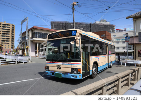 逆瀬川駅前を発車する阪急バス 逆瀬川駅前を発車する阪急バス 140993323