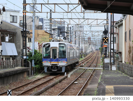 南海 汐見橋線 西天下茶屋えきを発車した2000系電車 南海 汐見橋線 西天下茶屋えきを発車した2000系電車 140993330