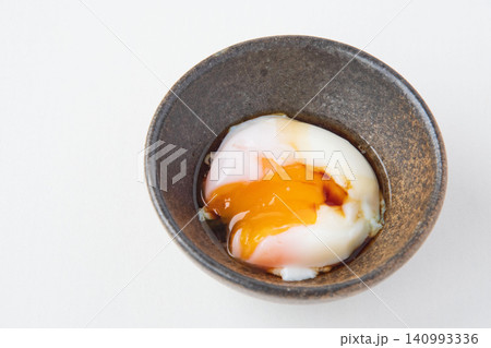 黄身を割って醤油をかけた温泉玉子 黄身を割って醤油をかけた温泉玉子 140993336