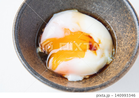 黄身を割って醤油をかけた温泉玉子 黄身を割って醤油をかけた温泉玉子 140993346