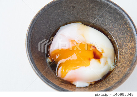 黄身を割って醤油をかけた温泉玉子 黄身を割って醤油をかけた温泉玉子 140993349