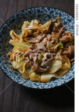 豚肉とキャベツの味噌炒め 豚肉とキャベツのピリ辛味噌炒め 豚肉とキャベツの味噌炒め 豚肉とキャベツのピリ辛味噌炒め 140993481