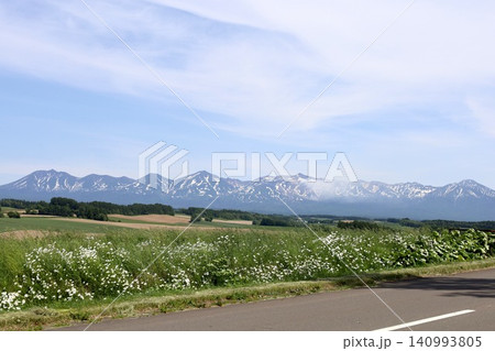 六月の北海道、春の北海道、初夏の北海道、丘のまち美瑛の北西の丘展望公演から眺める美瑛の街と十勝岳連邦 140993805