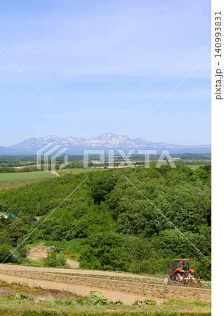 六月の北海道、春の北海道、初夏の北海道、丘のまち美瑛の北西の丘展望公演から眺める美瑛の街と十勝岳連邦 140993831