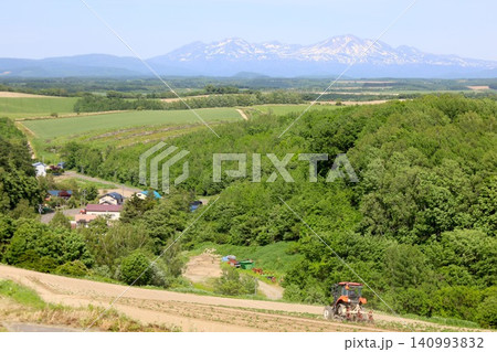 六月の北海道、春の北海道、初夏の北海道、丘のまち美瑛の北西の丘展望公演から眺める美瑛の街と十勝岳連邦 140993832