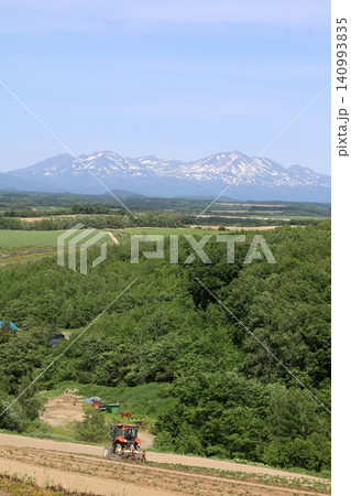 六月の北海道、春の北海道、初夏の北海道、丘のまち美瑛の北西の丘展望公演から眺める美瑛の街と十勝岳連邦 六月の北海道、春の北海道、初夏の北海道、丘のまち美瑛の北西の丘展望公演から眺める美瑛の街と十勝岳連邦 140993835