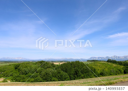 六月の北海道、春の北海道、初夏の北海道、丘のまち美瑛の北西の丘展望公演から眺める美瑛の街と十勝岳連邦 六月の北海道、春の北海道、初夏の北海道、丘のまち美瑛の北西の丘展望公演から眺める美瑛の街と十勝岳連邦 140993837