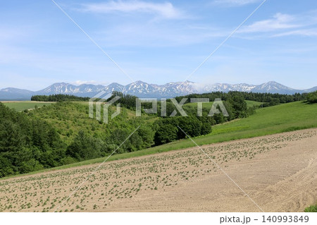 六月の北海道、春の北海道、初夏の北海道、丘のまち美瑛の北西の丘展望公演から眺める美瑛の街と十勝岳連邦 六月の北海道、春の北海道、初夏の北海道、丘のまち美瑛の北西の丘展望公演から眺める美瑛の街と十勝岳連邦 140993849