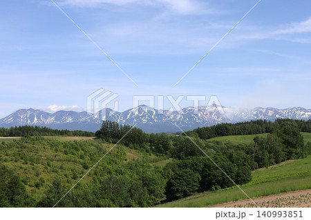 六月の北海道、春の北海道、初夏の北海道、丘のまち美瑛の北西の丘展望公演から眺める美瑛の街と十勝岳連邦 六月の北海道、春の北海道、初夏の北海道、丘のまち美瑛の北西の丘展望公演から眺める美瑛の街と十勝岳連邦 140993851
