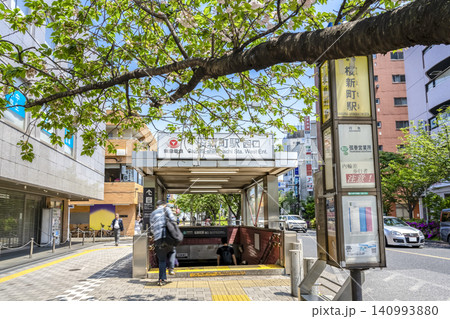 東京都世田谷区の都市風景 桜新町駅西口と駅前のバス停 東京都世田谷区の都市風景 桜新町駅西口と駅前のバス停 140993880