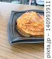 外で食べる天津飯 140993911