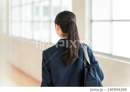 学校の廊下を歩く制服姿の小学生,中学生,高校生の女子生徒の後ろ姿 学校の廊下を歩く制服姿の小学生,中学生,高校生の女子生徒の後ろ姿 140994260