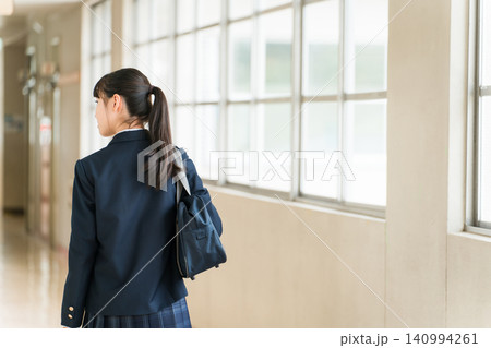 学校の廊下を歩く制服姿の小学生,中学生,高校生の女子生徒の後ろ姿 学校の廊下を歩く制服姿の小学生,中学生,高校生の女子生徒の後ろ姿 140994261