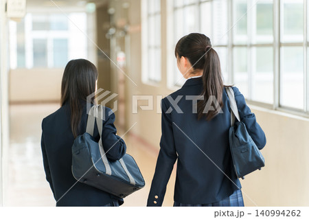 学校の廊下を歩く友達の後ろ姿(制服姿の小学生・中学生・高校生・女子高生) 学校の廊下を歩く友達の後ろ姿(制服姿の小学生・中学生・高校生・女子高生) 140994262