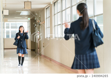 学校の廊下を歩く制服姿の小学生,中学生,高校生の女子生徒 学校の廊下を歩く制服姿の小学生,中学生,高校生の女子生徒 140994265