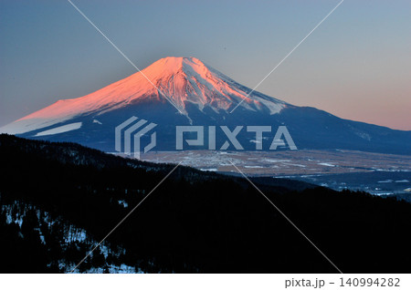山梨県南都留郡山中湖村平野のパノラマ台から厳寒の時期早朝の紅富士 山梨県南都留郡山中湖村平野のパノラマ台から厳寒の時期早朝の紅富士 140994282