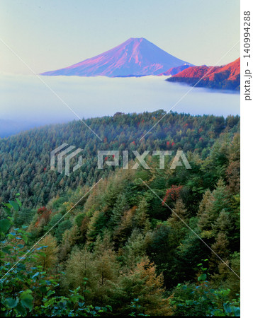山梨県大月市に有る約標高1400メートルの奈良子林道より富士山 山梨県大月市に有る約標高1400メートルの奈良子林道より富士山 140994288