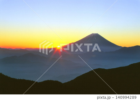 丸山林道と池の茶屋林道の分岐点標高約1600メートルで富士山と朝日の出 丸山林道と池の茶屋林道の分岐点標高約1600メートルで富士山と朝日の出 140994289