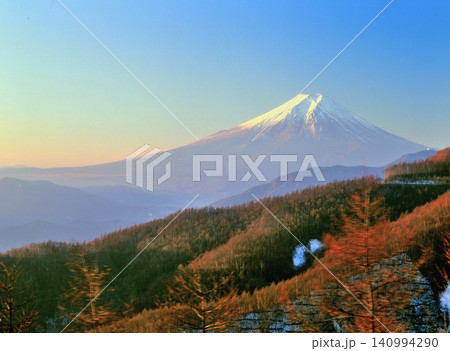 山梨県の大権首峠より早朝の霞が掛かった裾野の広い富士山 山梨県の大権首峠より早朝の霞が掛かった裾野の広い富士山 140994290