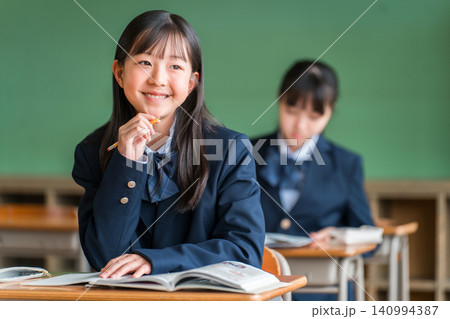 学校の教室・塾で真面目に授業で勉強する中学生・小学生(楽しい) 学校の教室・塾で真面目に授業で勉強する中学生・小学生(楽しい) 140994387