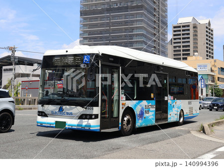 西宮市 西宮駅付近を走る阪神バスの電気バス 西宮市 西宮駅付近を走る阪神バスの電気バス 140994396
