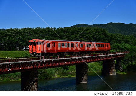 橋梁を渡るキハ40 140994734