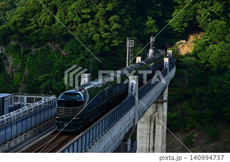 トンネルを出る瑞風 トンネルを出る瑞風 140994737