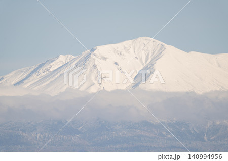 雲の帯の上にそびえる冠雪の火山 雲の帯の上にそびえる冠雪の火山 140994956