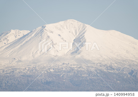 雪煙を上げる雄大な冠雪の火山 140994958