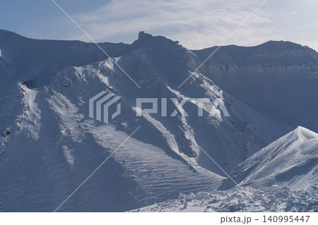 雪の火山稜線と荒々しい岩壁 雪の火山稜線と荒々しい岩壁 140995447