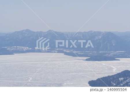 雪の尾根から望む広大な平野と遠い雪嶺 雪の尾根から望む広大な平野と遠い雪嶺 140995504