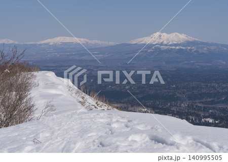 雪の尾根から望む広大な平野と遠い雪嶺 雪の尾根から望む広大な平野と遠い雪嶺 140995505