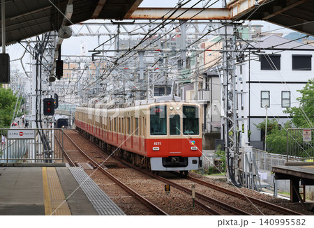 西灘駅に接近する阪神8000系電車 140995582