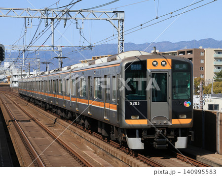 出屋敷駅を通過する阪神の9000系電車 出屋敷駅を通過する阪神の9000系電車 140995583