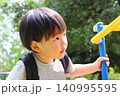 二歳の子どもの男の子　公園の遊具で遊んでいるアジアの日本人の幼児 140995595