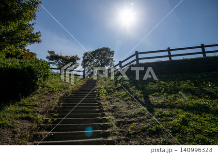 三重県 亀山市 亀山公園・亀山公園わんぱく広場 公園の階段・夏の暑い日のイメージ 三重県 亀山市 亀山公園・亀山公園わんぱく広場 公園の階段・夏の暑い日のイメージ 140996328