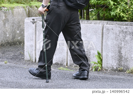 日本の横浜都市景観右足首が…杖の高齢男性…右足首が傾くようで… 日本の横浜都市景観右足首が…杖の高齢男性…右足首が傾くようで… 140996542
