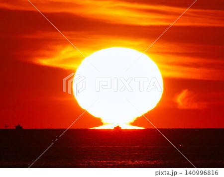 海に沈む夕日 海に沈む夕日 140996816