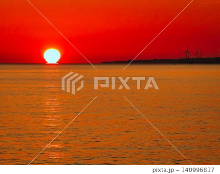 海に沈む夕日 140996817