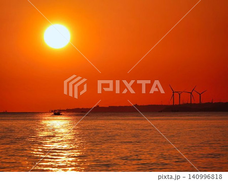 海に沈む夕日 140996818