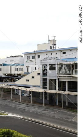JR東海道線の辻堂駅、南口側から見た駅舎 JR東海道線の辻堂駅、南口側から見た駅舎 140996827