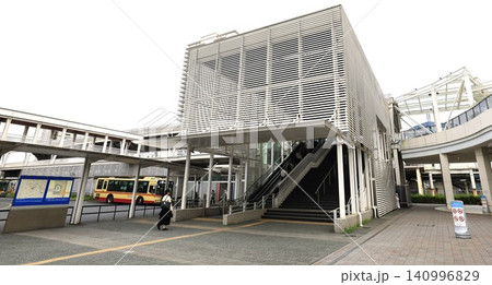 JR東海道線の辻堂駅の北口出入口、エスカレーターが設置 JR東海道線の辻堂駅の北口出入口、エスカレーターが設置 140996829