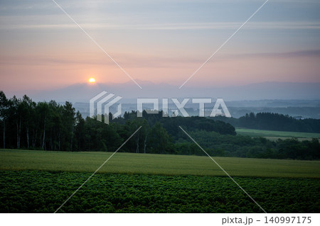 日の出時間に撮影した富良野・美瑛の丘のある風景 日の出時間に撮影した富良野・美瑛の丘のある風景 140997175