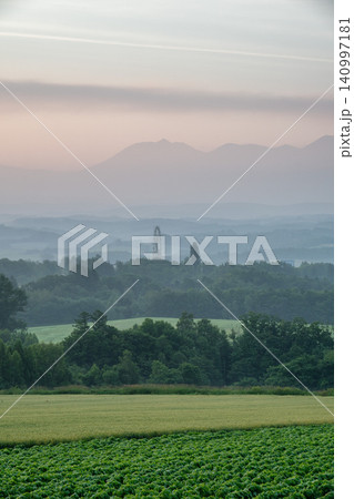 日の出時間に撮影した富良野・美瑛の丘のある風景 日の出時間に撮影した富良野・美瑛の丘のある風景 140997181