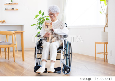 介護　ペットの犬とくつろぐシニア女性 140997241