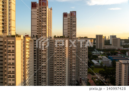 夕暮れ時の黄金色の光に包まれるシンガポールの高層公営住宅(HDB)の街並み 夕暮れ時の黄金色の光に包まれるシンガポールの高層公営住宅(HDB)の街並み 140997428
