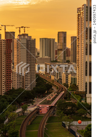 夕暮れ時の黄金色の光に包まれるシンガポールの高層公営住宅(HDB)の街並み 夕暮れ時の黄金色の光に包まれるシンガポールの高層公営住宅(HDB)の街並み 140997433