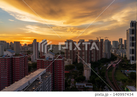 夕暮れ時の黄金色の光に包まれるシンガポールの高層公営住宅(HDB)の街並み 夕暮れ時の黄金色の光に包まれるシンガポールの高層公営住宅(HDB)の街並み 140997434
