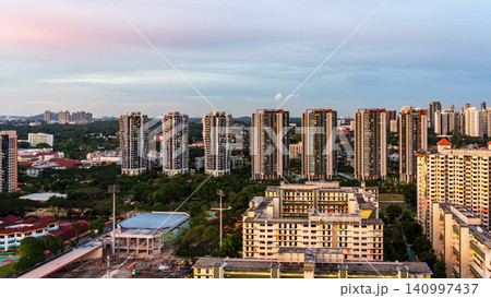 夕暮れ時の黄金色の光に包まれるシンガポールの高層公営住宅(HDB)の街並み 夕暮れ時の黄金色の光に包まれるシンガポールの高層公営住宅(HDB)の街並み 140997437